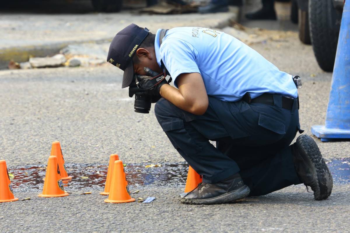 Agentes de la Dirección Policial de Investigaciones (DPI) en la escena del crimen.
