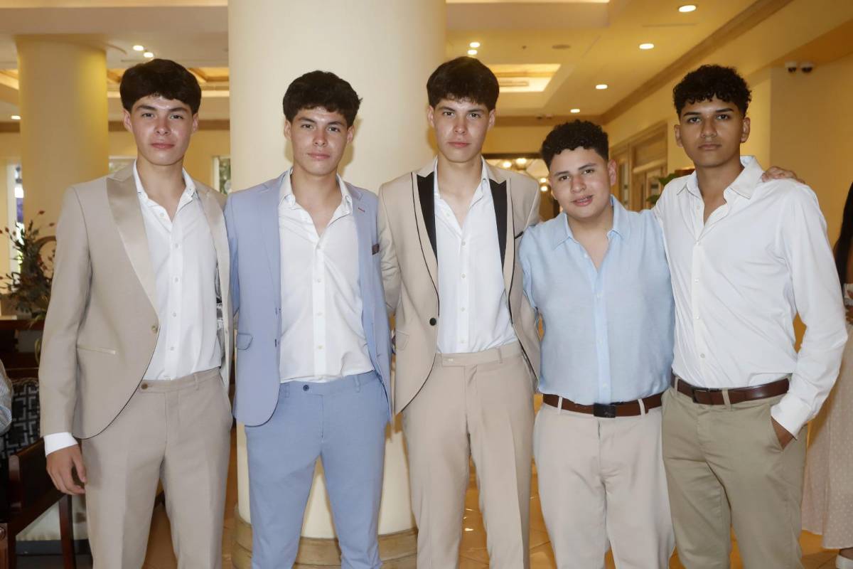 Seniors 2025 de la Happy New Dawn realizan su desayuno