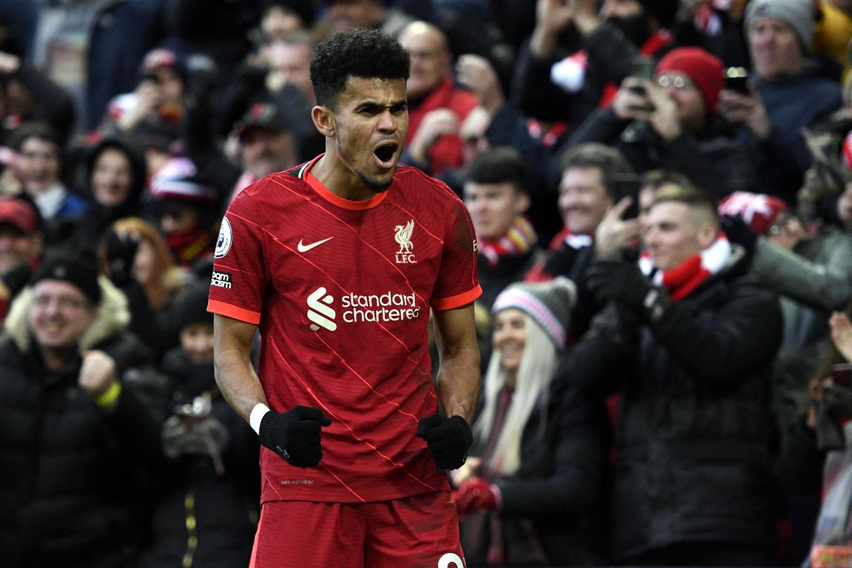 Un eufórico Luis Díaz festeja su primer gol en la Premier League.