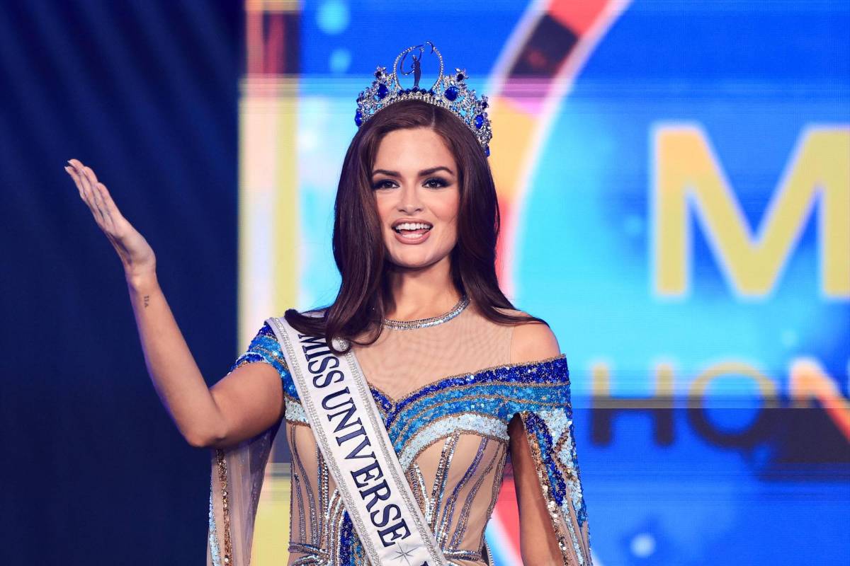 Stephanie Cam se despide de su reinado con impecable pasarela en Miss Honduras Universo 2025