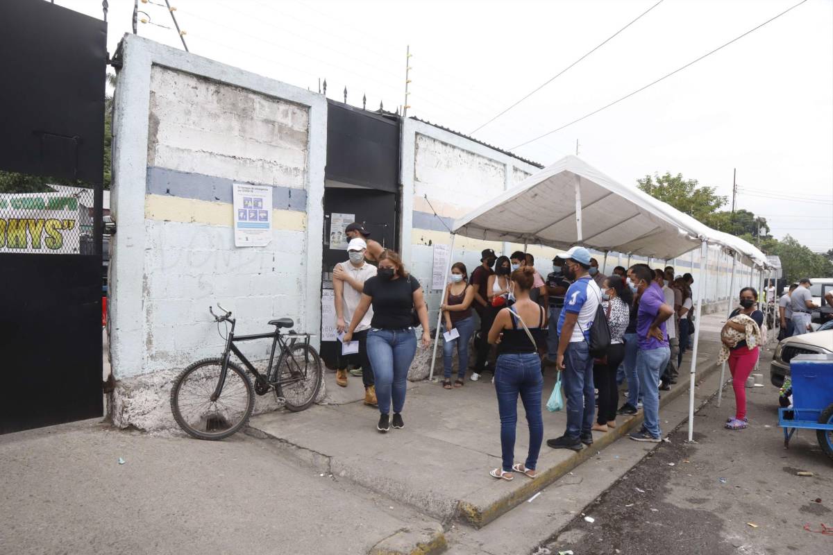 Se está aplicando segundas dosis de la vacuna Astrazeneca, Moderna y Pfizer.