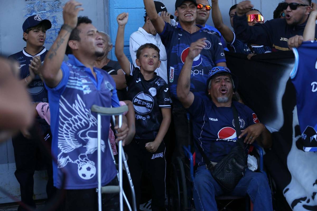 Bellezas, burla a Marathón, lanzan billetes a Henry Figueroa y él reacciona