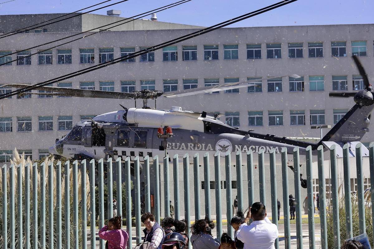 Fotografía del helicóptero en el que trasladan al narcotraficante Rafael 'Caro' Quintero al penal del Altiplano, luego de ser atendido este lunes en un hospital de la ciudad de Toluca (México).