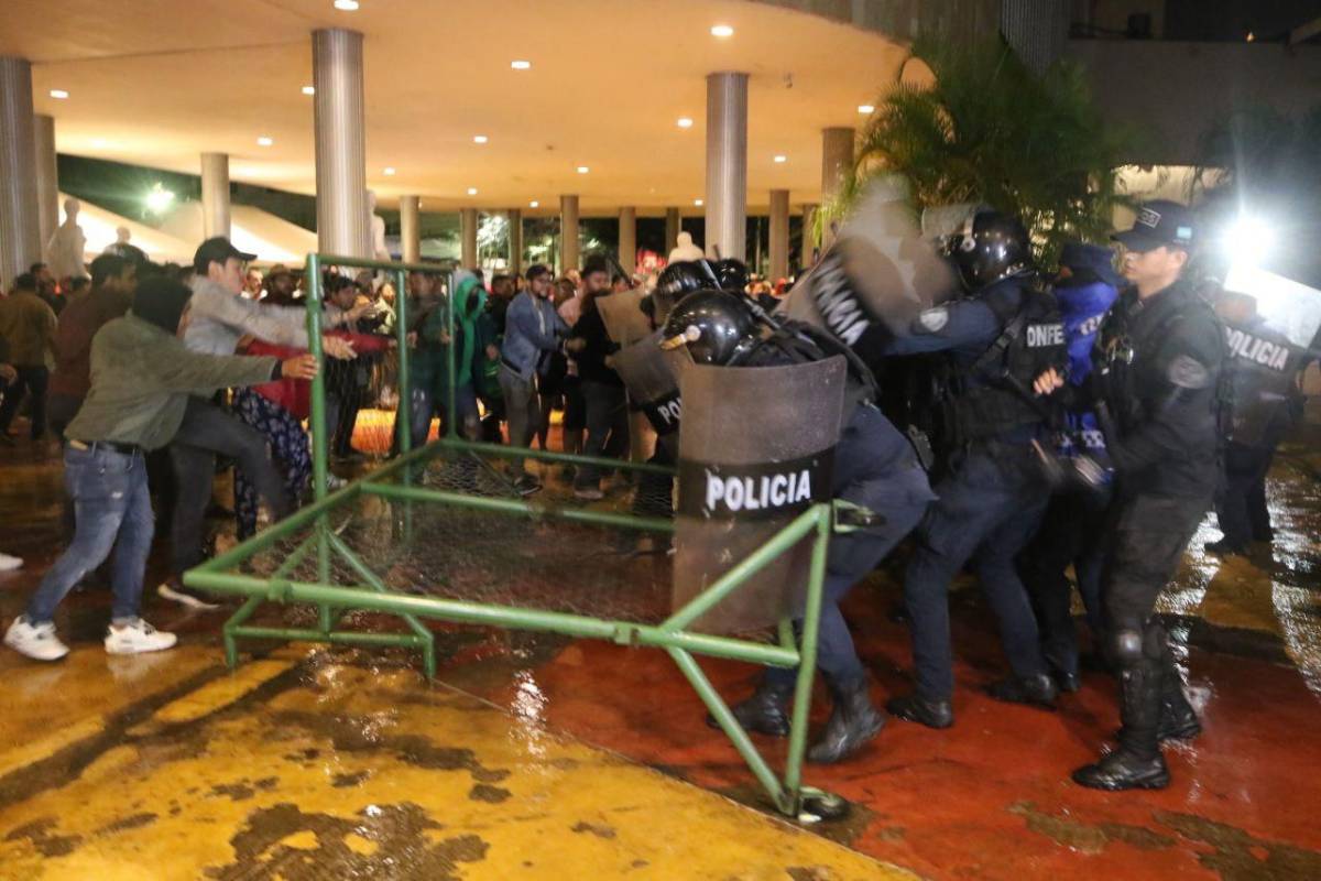La Policía Nacional y colectivos del oficialista Partido Libre se enfrentaron en los bajos del Congreso Nacional de Honduras, la noche del martes 31 de octubre de 2023.