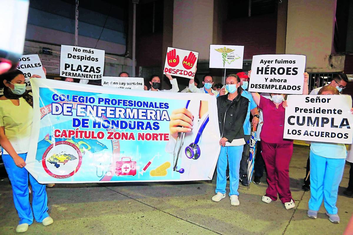 Personal de salud protesta exigiendo nombramientos permanentes en el sistema sanitario público.