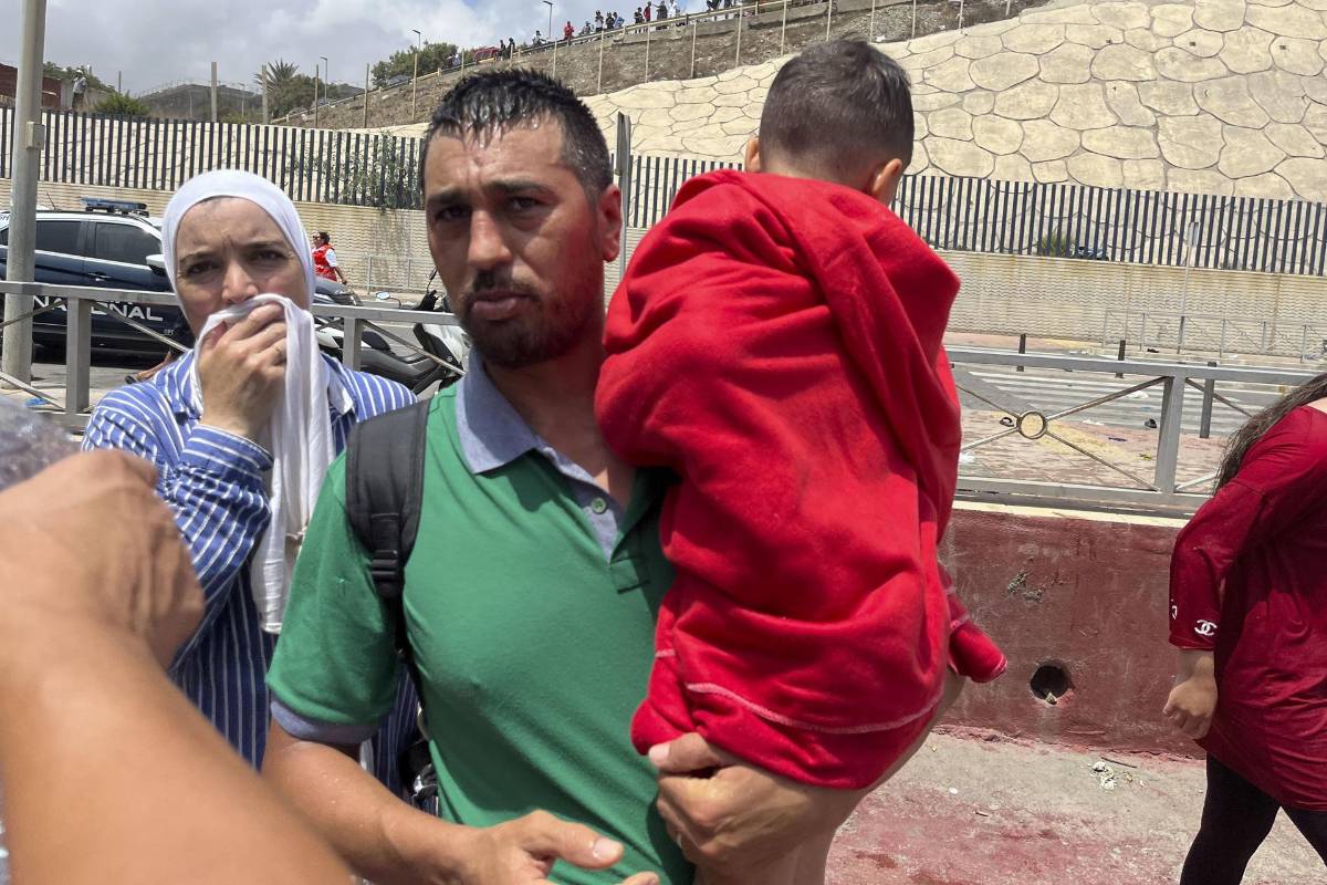 El caos se apodera de la frontera de Ceuta: miles de jóvenes quieren llegar a España