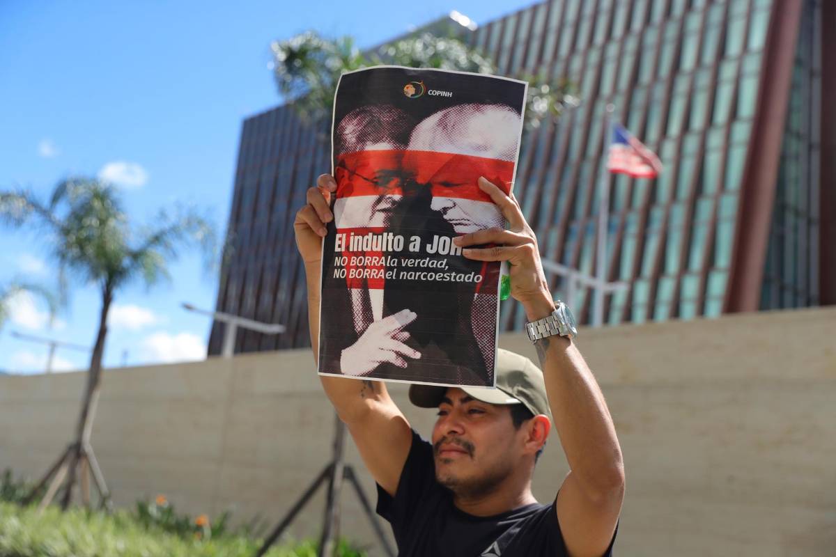 Protestan frente a la Embajada de EEUU en Honduras por el perdón de Trump a JOH
