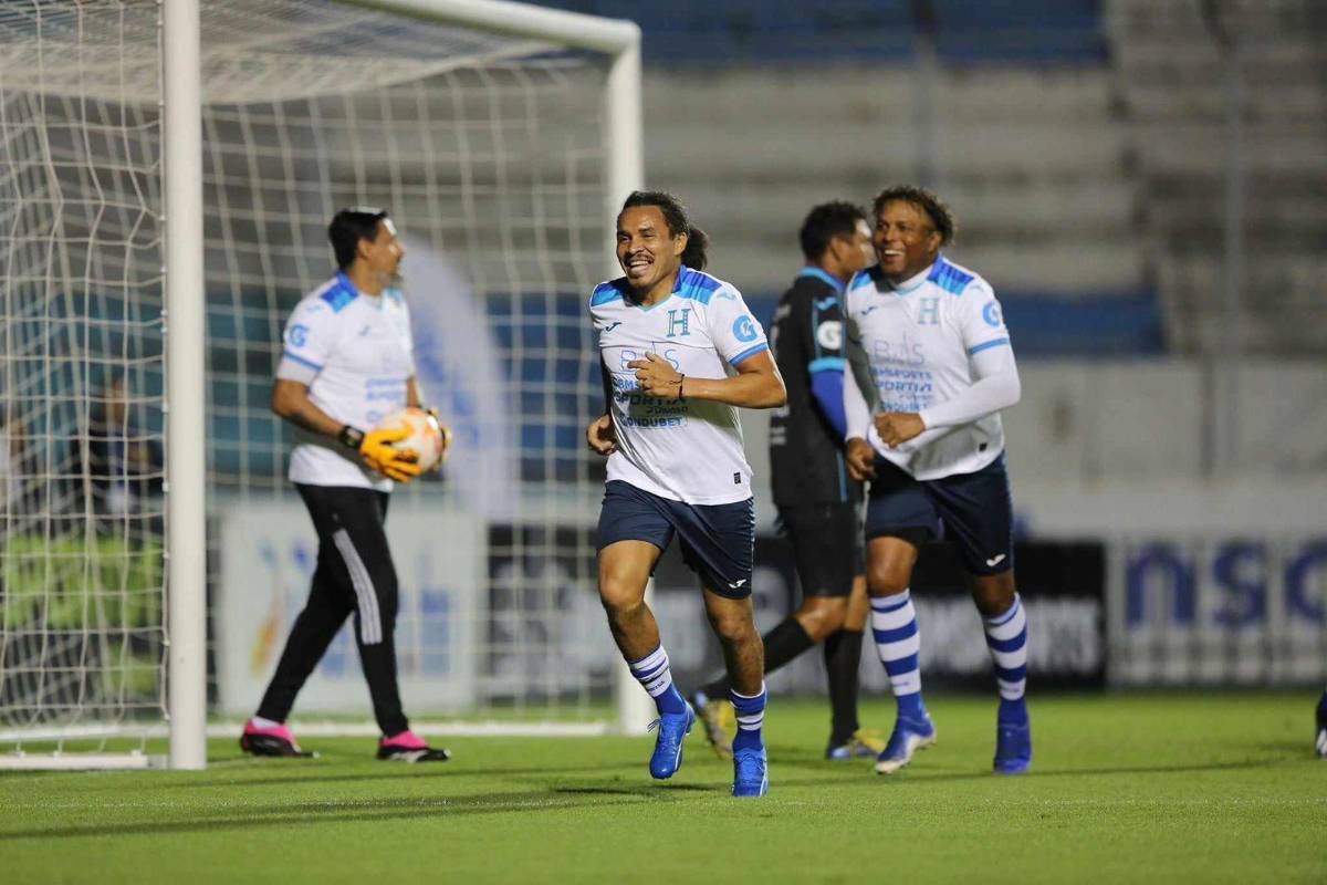 El festejo de Rambo de León tras anotar su primer gol en el partido de su despedida.