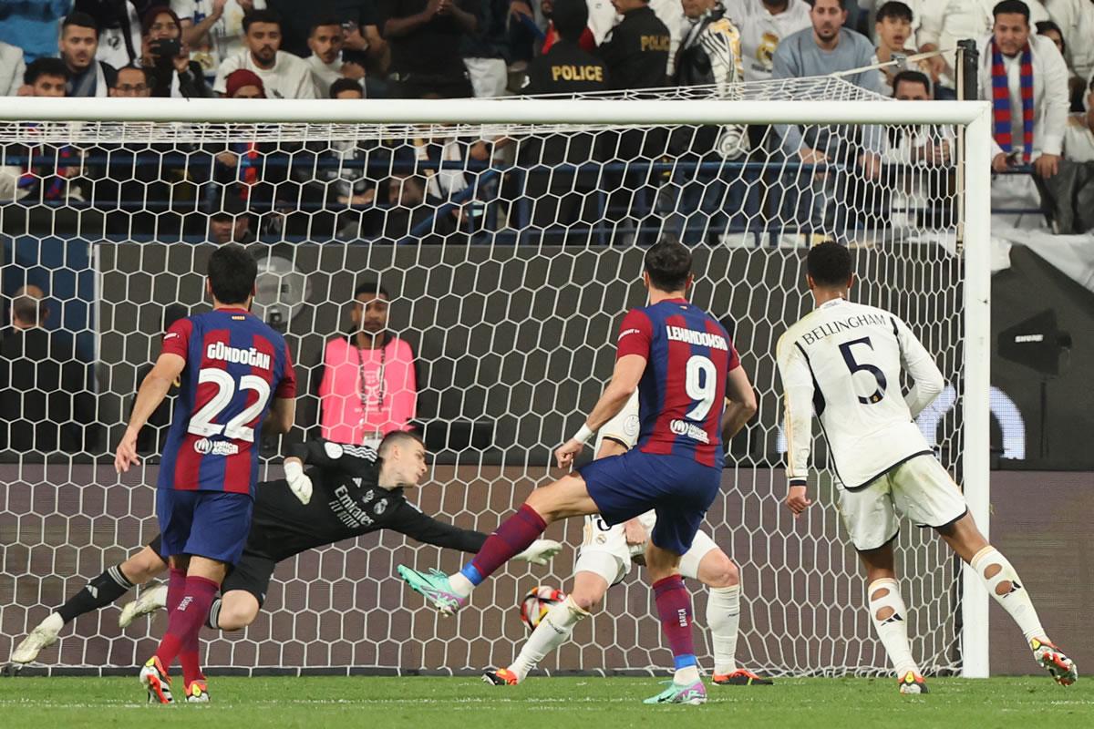 El golazo de Robert Lewandowski para el descuento del Barcelona.