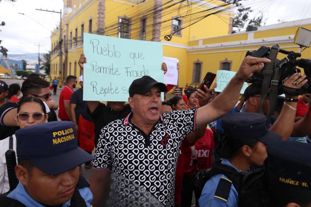 Cientos de simpatizantes de Libre bloquean proceso del Trep en el CNE