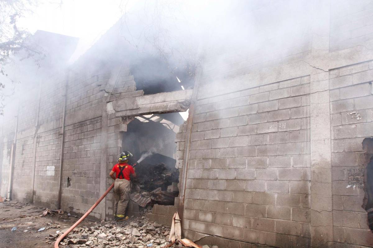 Investigan causa del incendio que consumió bodega en San Pedro Sula
