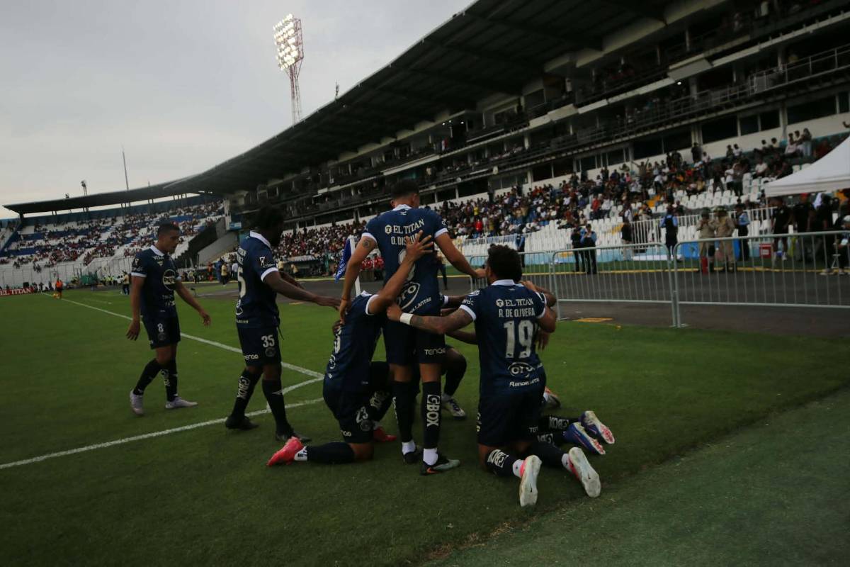 El increíble error de Menjívar vs Motagua, agresión a Edwin, sangre y baile en Olimpia