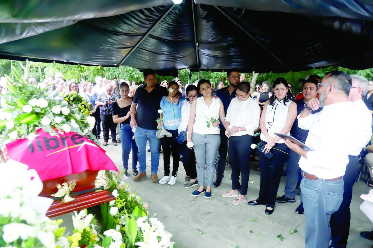 Multitudinario último adiós a José Carballo, exdirector del JTR