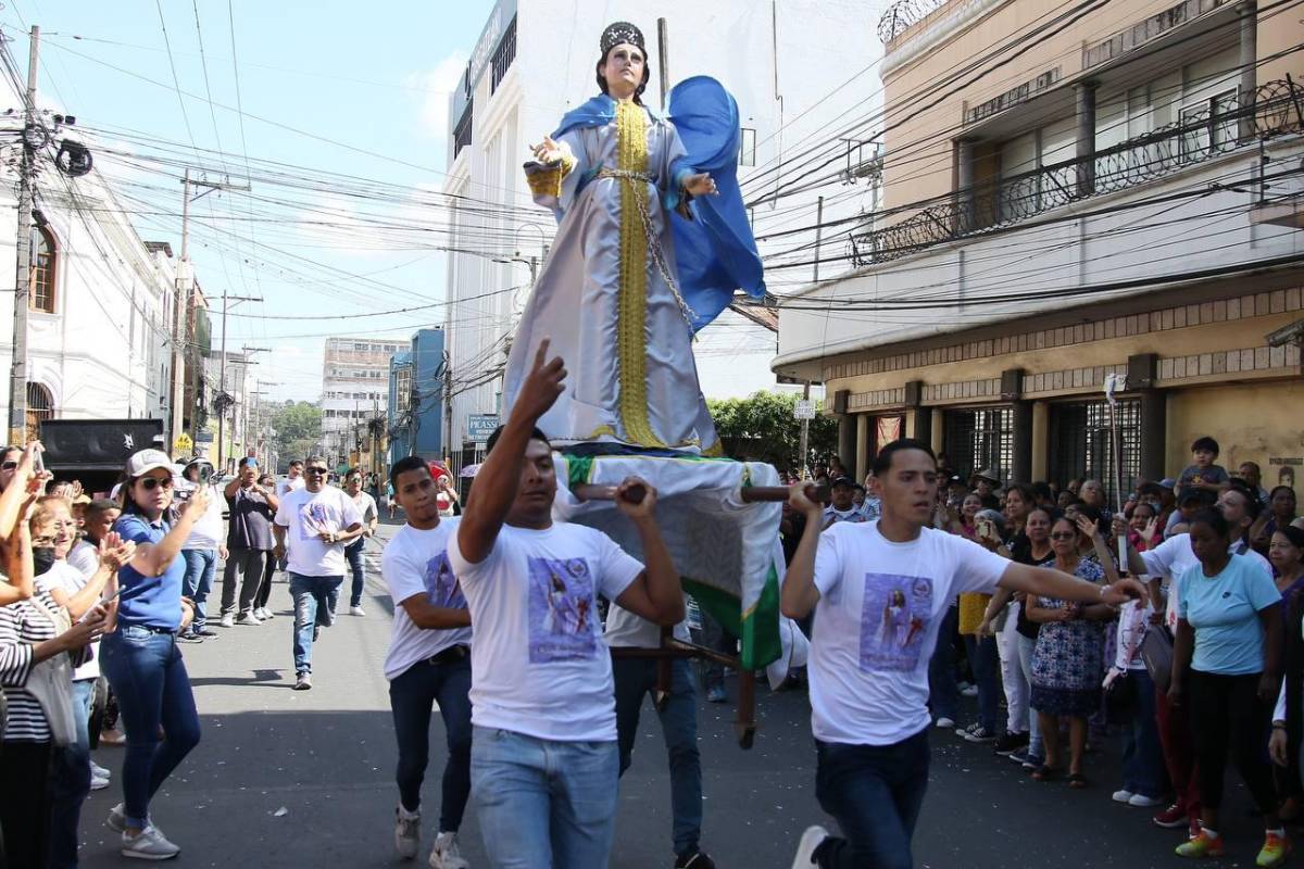 ¡Jesús resucitó!”, grita con alegría la feligresía católica en Comayagüela