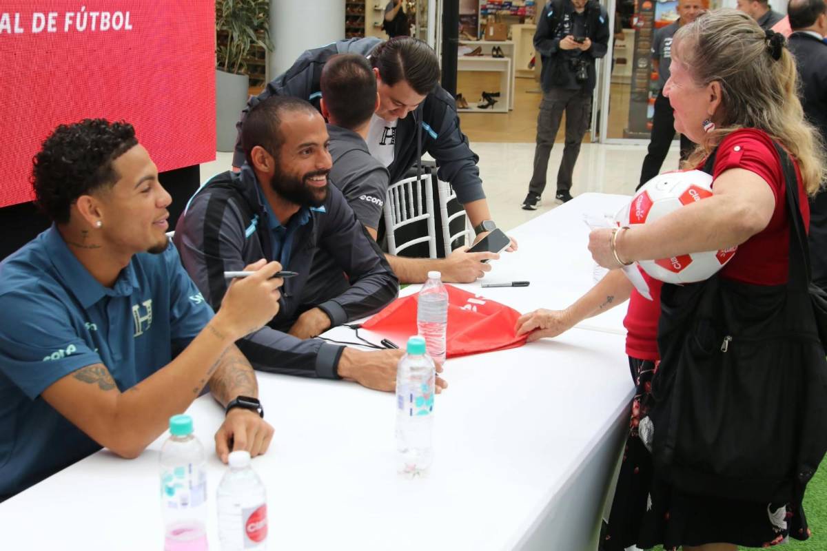 Show de Ruiz en firma de autógrafos, los seleccionados presentes y regalo