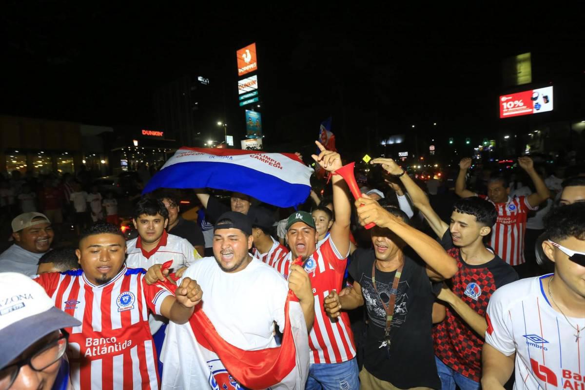 Aficionados del Olimpia festejan con todo: fiesta, locura y espectacular caravana
