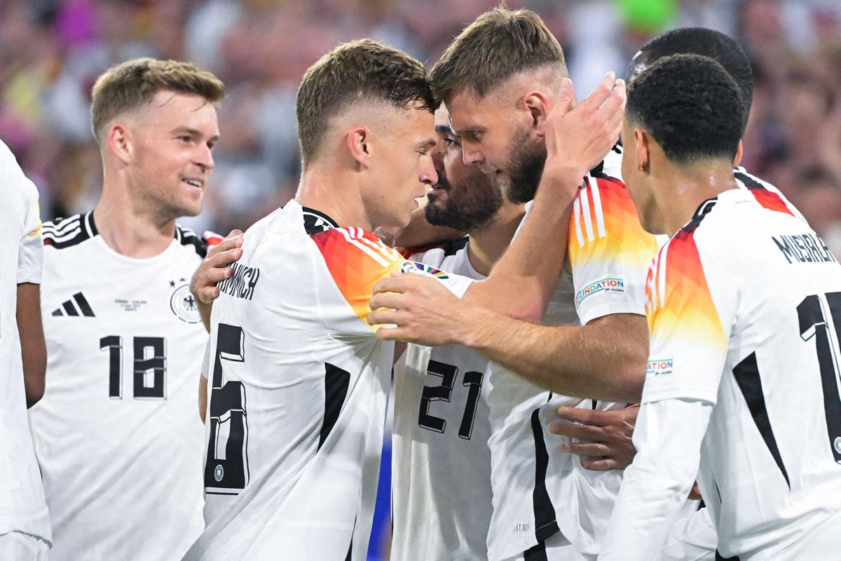 Niclas Füllkrug es felicitado por sus compañeros tras el cuarto gol de Alemania.