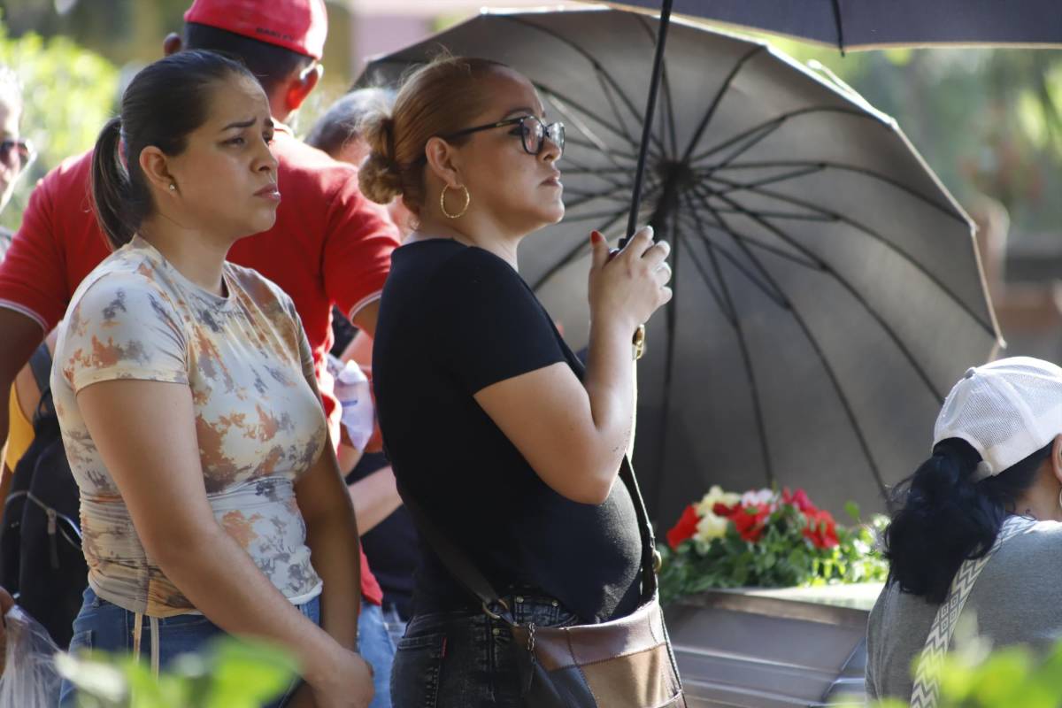 Dolor e impotencia en el último adiós a hermanos víctimas de masacre