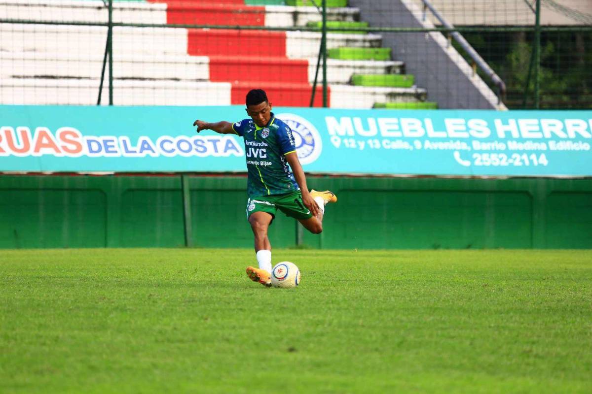 Alexy Vega debutó con golazo en el primer encuentro de pretemporada de Mmarathón ante el Lone FC.