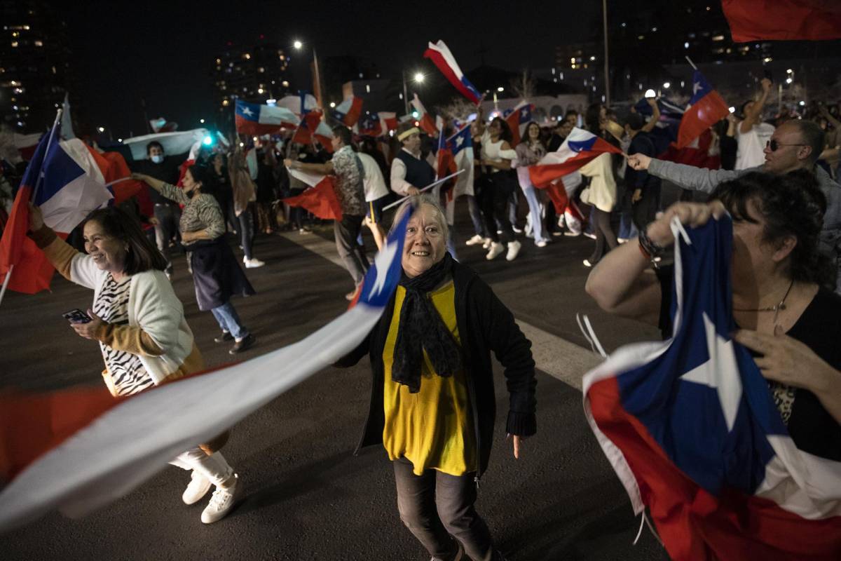 Chilenos celebran con banderas y oraciones el triunfo del rechazo a la constituyente