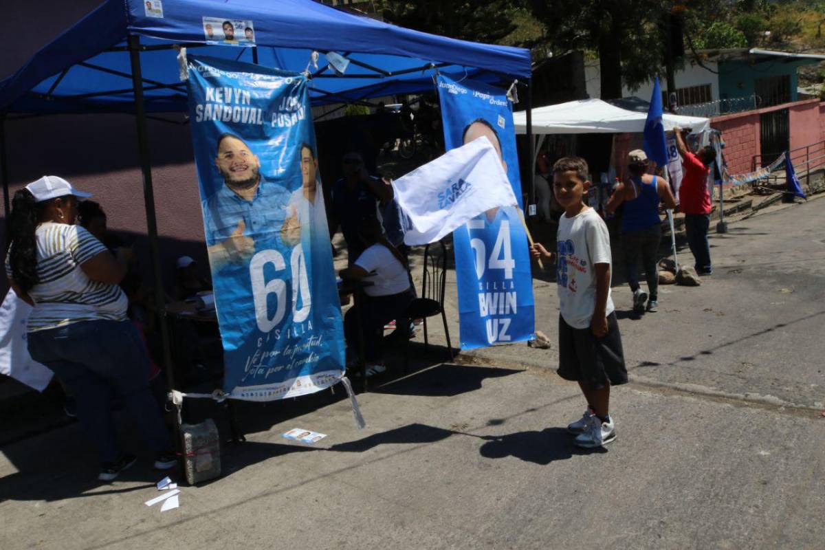 Reinstalan carpas con propaganda previo a elecciones en Tegucigalpa