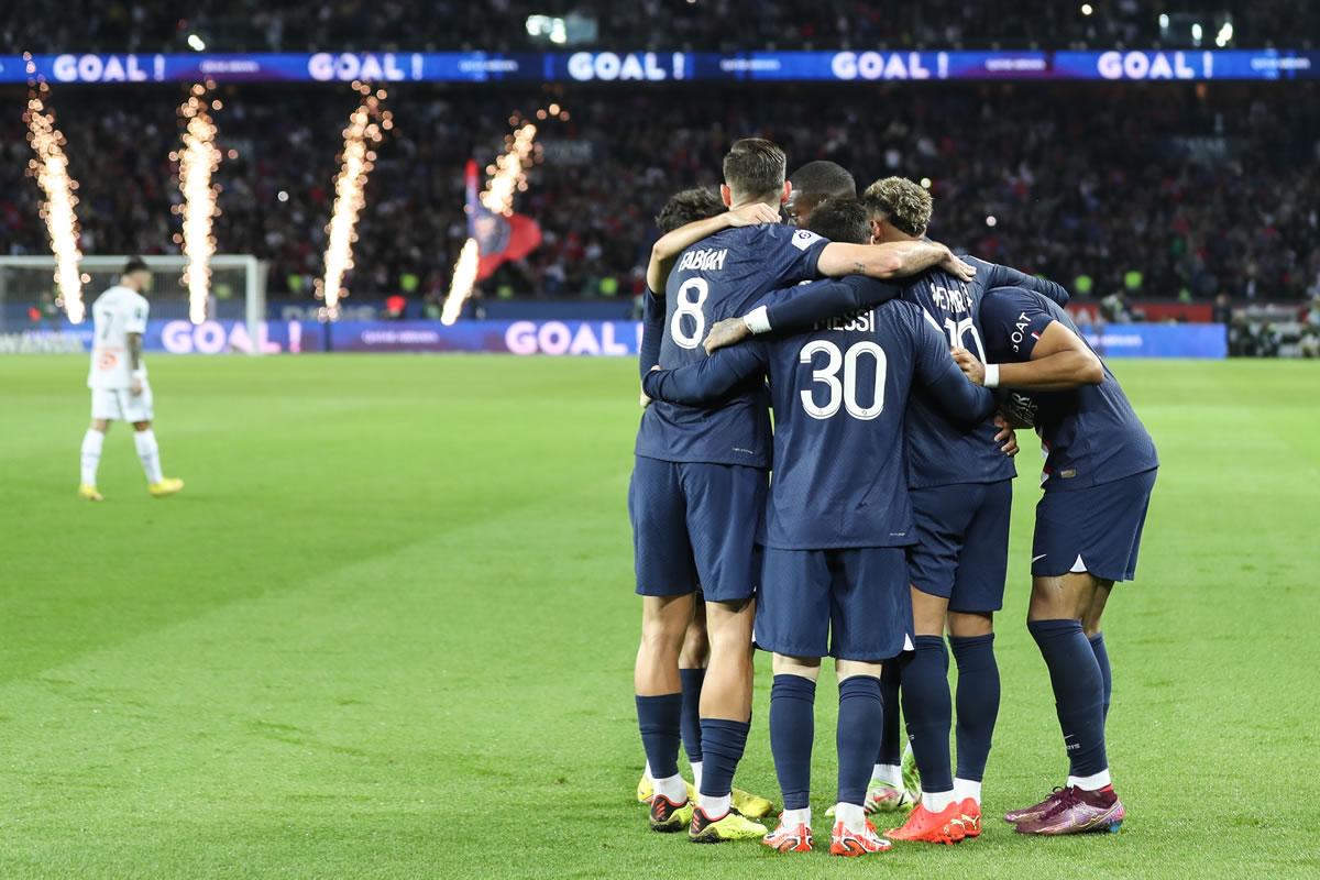 Los jugadores del PSG festejan el gol de Neymar.