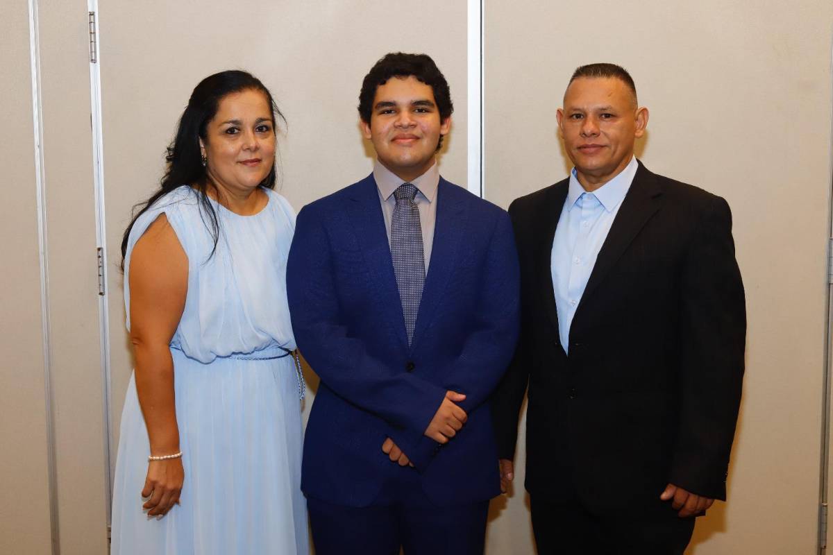 Seniors 2026 de la Canaan Christian Academy festejan su graduación