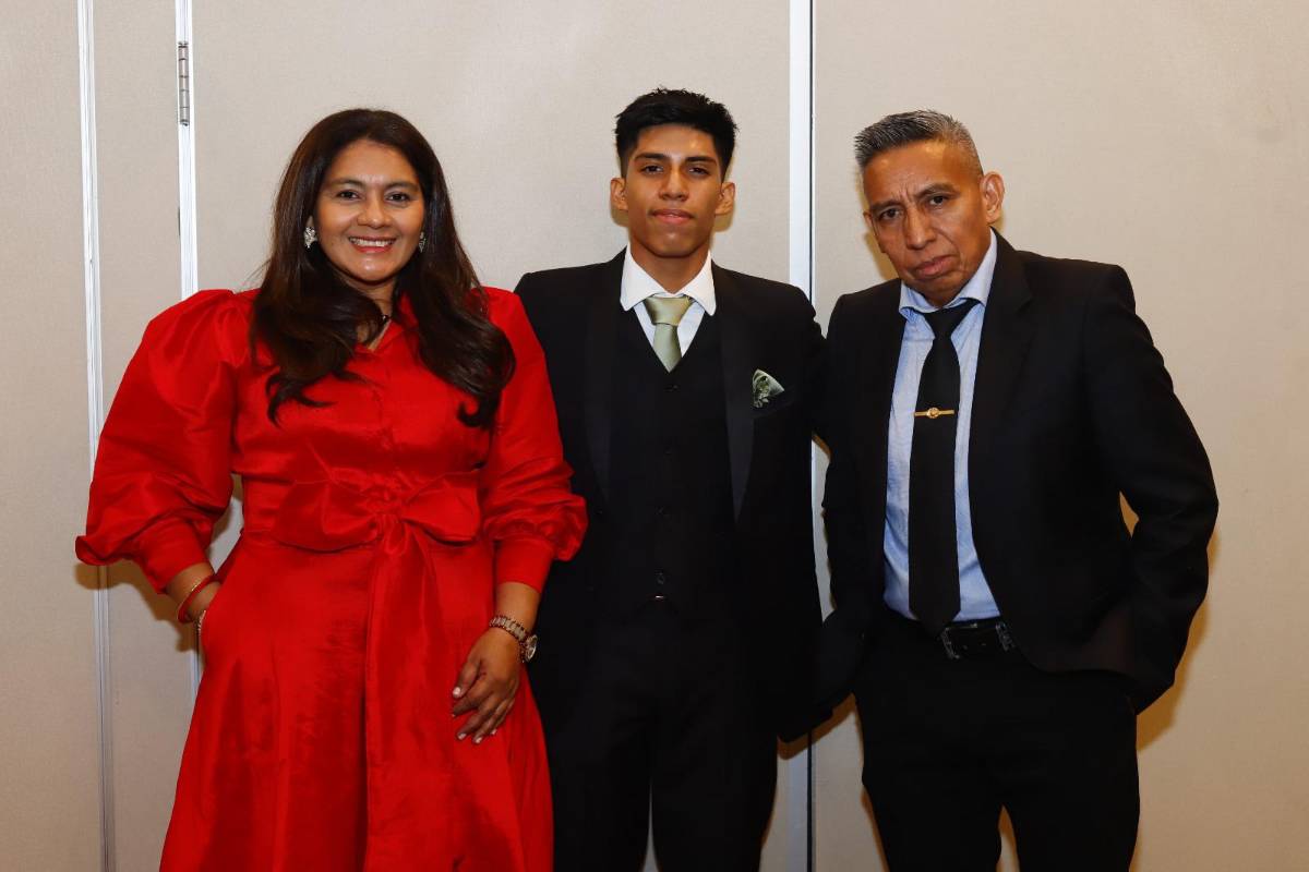Seniors 2026 de la Canaan Christian Academy festejan su graduación