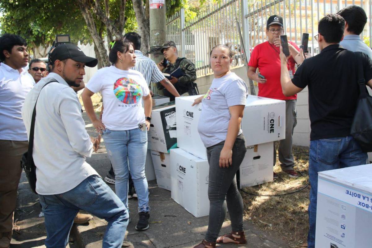 Cossette López cuestiona a Jorge Lanza: “¿A usted quién lo contrató?”