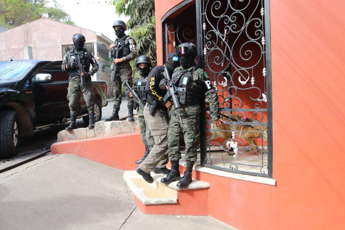 Con perros y ariete rompepuertas: así fue el allanamiento en casa de Romeo Vásquez