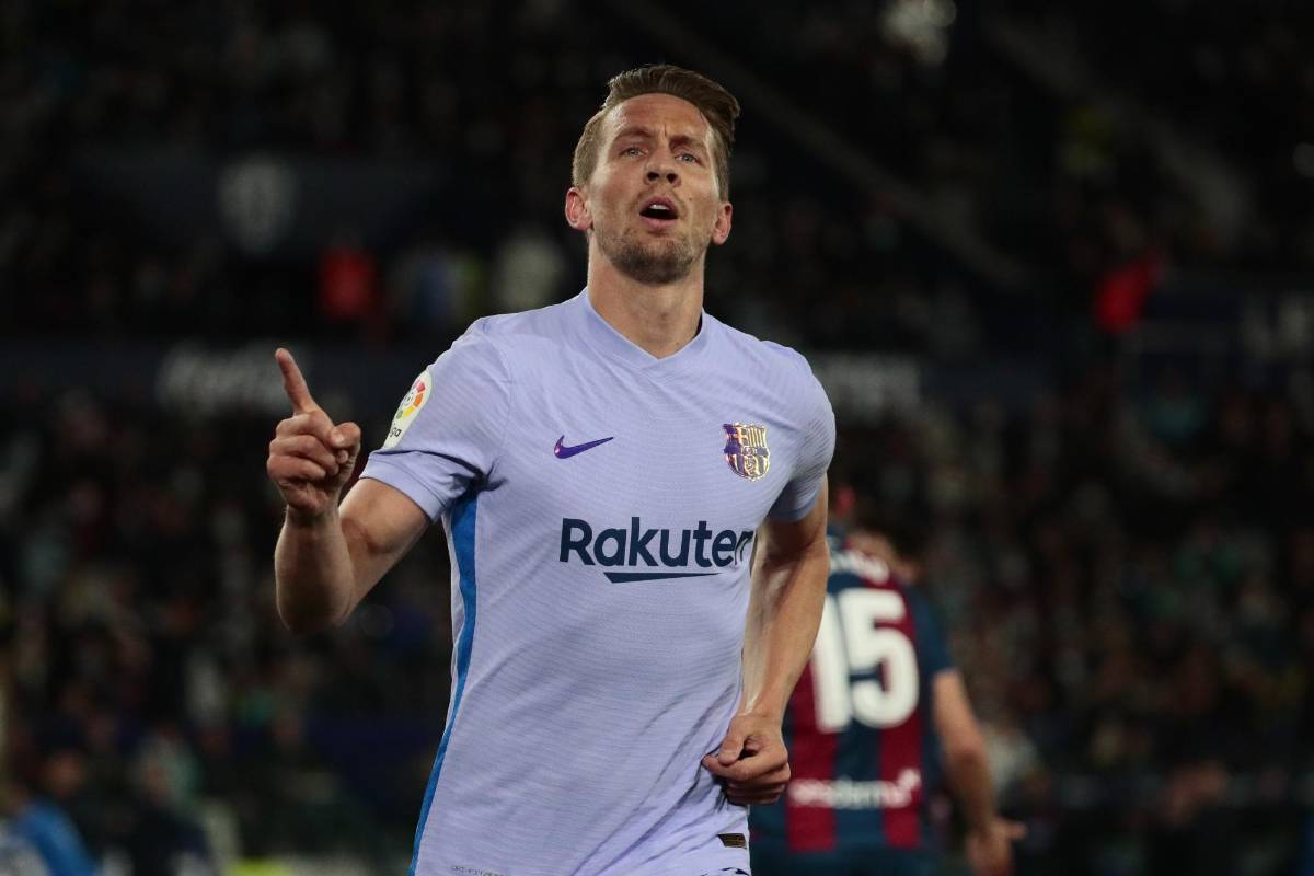 Luuk de Jong celebra tras marcar el tercer gol ante el Levante, durante el partido de Liga en Primera División. Foto EFE.