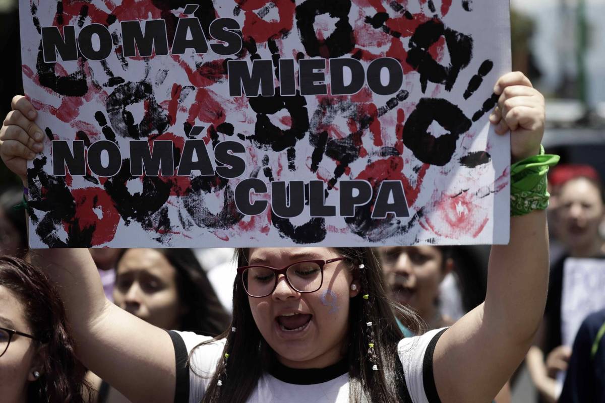 Activistas y grupos de colectivos feministas protestan para exigir la declaración de emergencia nacional debido a la ola de violencia contra las mujeres, este 22 de abril de 2023, en San José (Costa Rica).