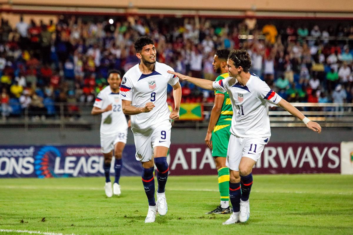 Ricardo Pepi a la izquierda, anotador de dos goles celebra con Brenden Aaronson en el triunfo de Estados Unidos sobre Granada.