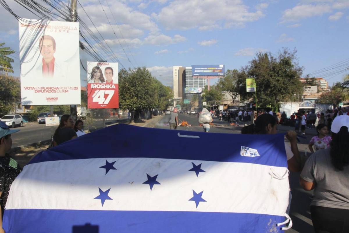 Siguen protestas por retraso en apertura de centros de votación