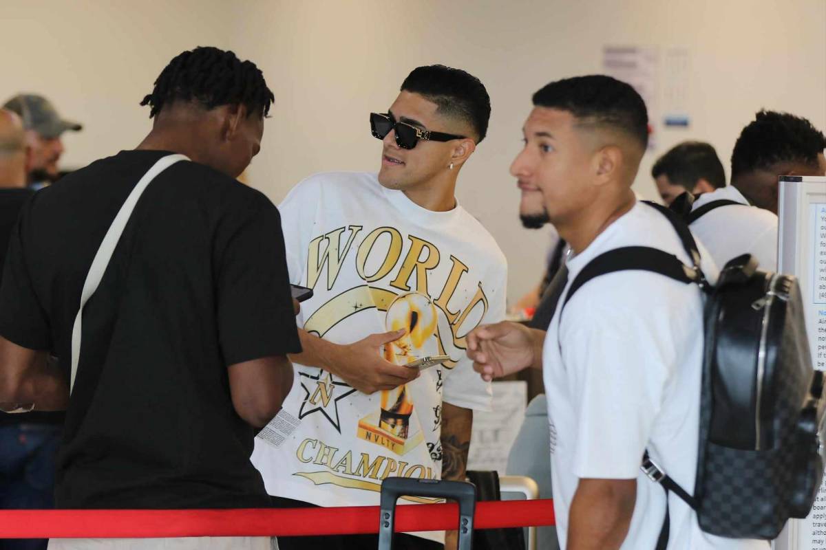 Luis Palma junto a Bryan Róchez y Acosta en el Aeropuerto de Palmerola.