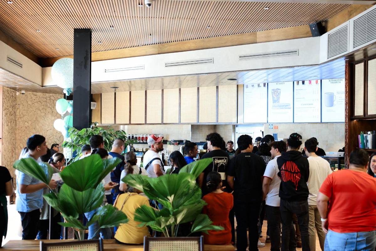 Largas filas por inauguración de Starbucks en Honduras (Fotos)