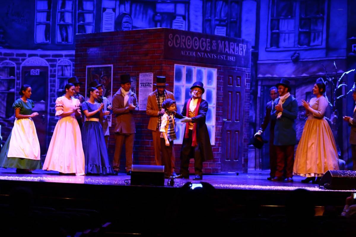 “Scrooge, un cuento de Navidad” ya deleita a los sampedranos