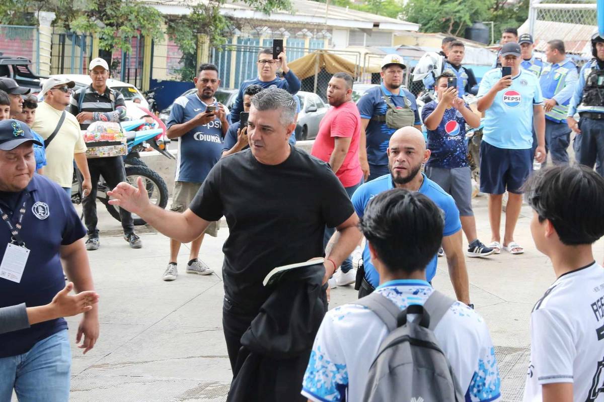 Momento de la llegada de Diego Vázquez y jugadores del Motagua al estadio Nacional.