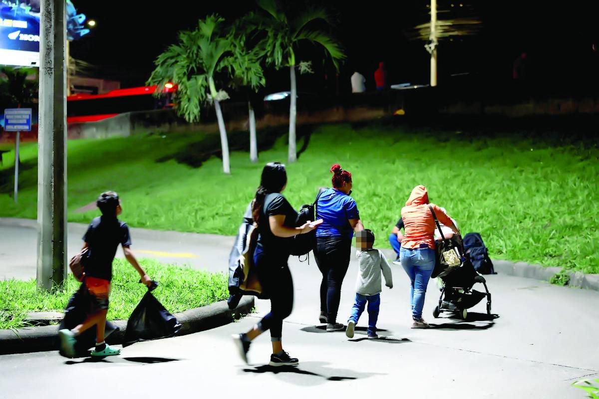 Empujados por la necesidad salen en caravana hacia EUA