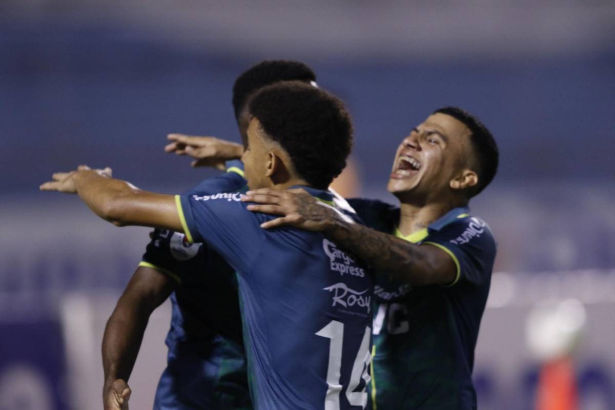 Jugadores del Marathón celebrando el gol de Clayvin Zúniga.