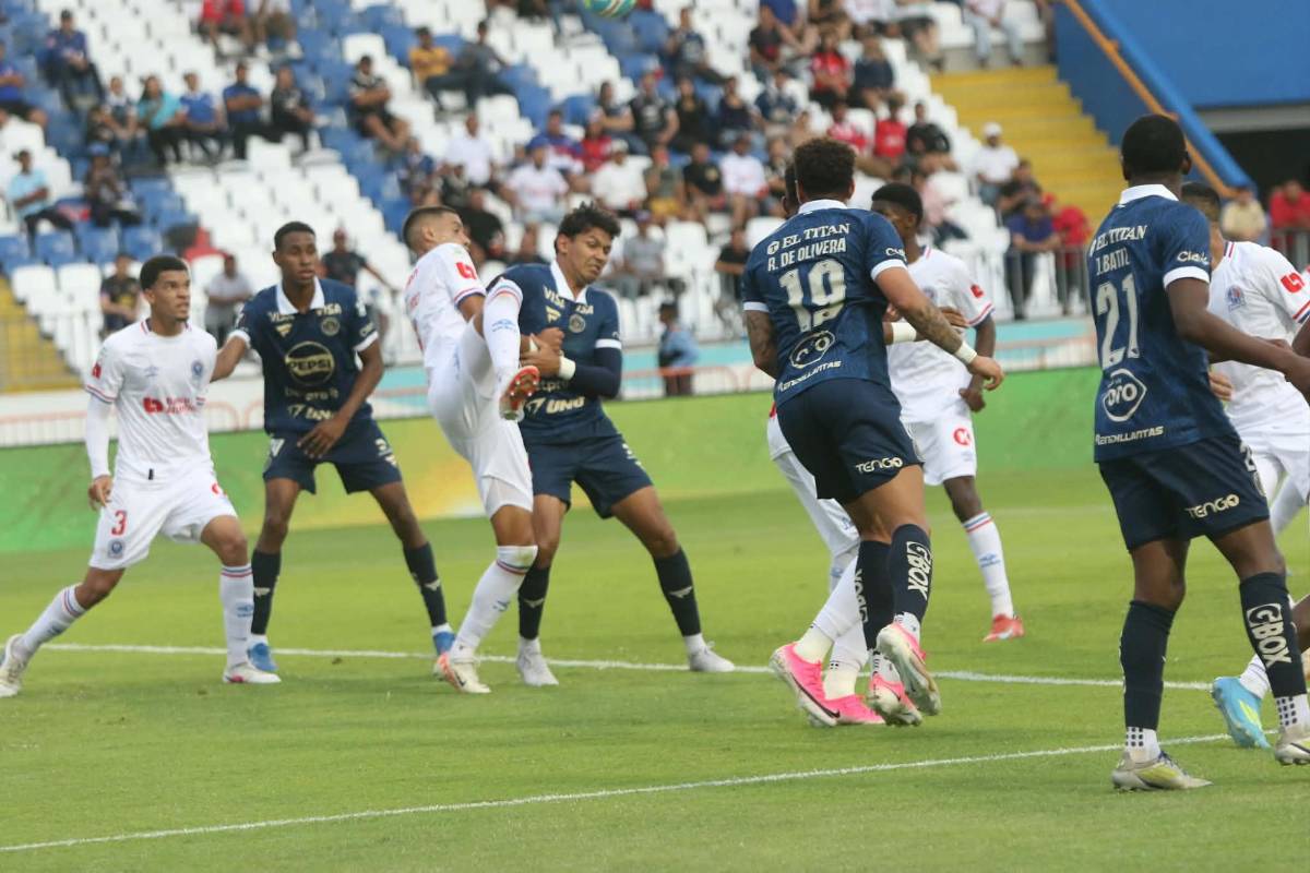 El increíble error de Menjívar vs Motagua, agresión a Edwin, sangre y baile en Olimpia