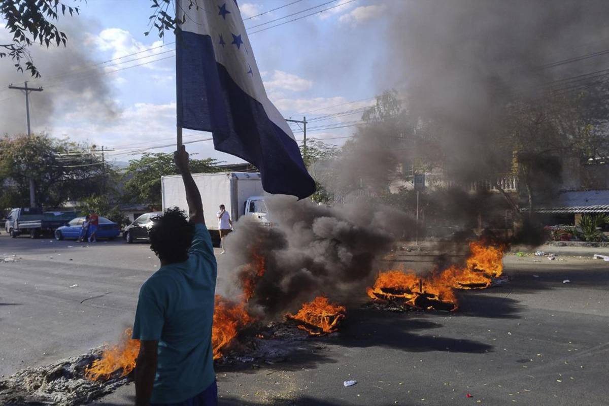Siguen protestas por retraso en apertura de centros de votación