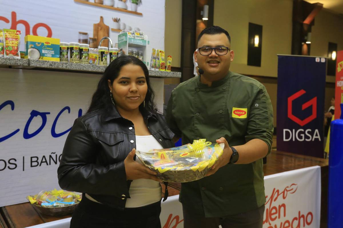 El Chef Aquiles Chávez goza en la Expo Buen Provecho al ritmo de Sopa de caracol