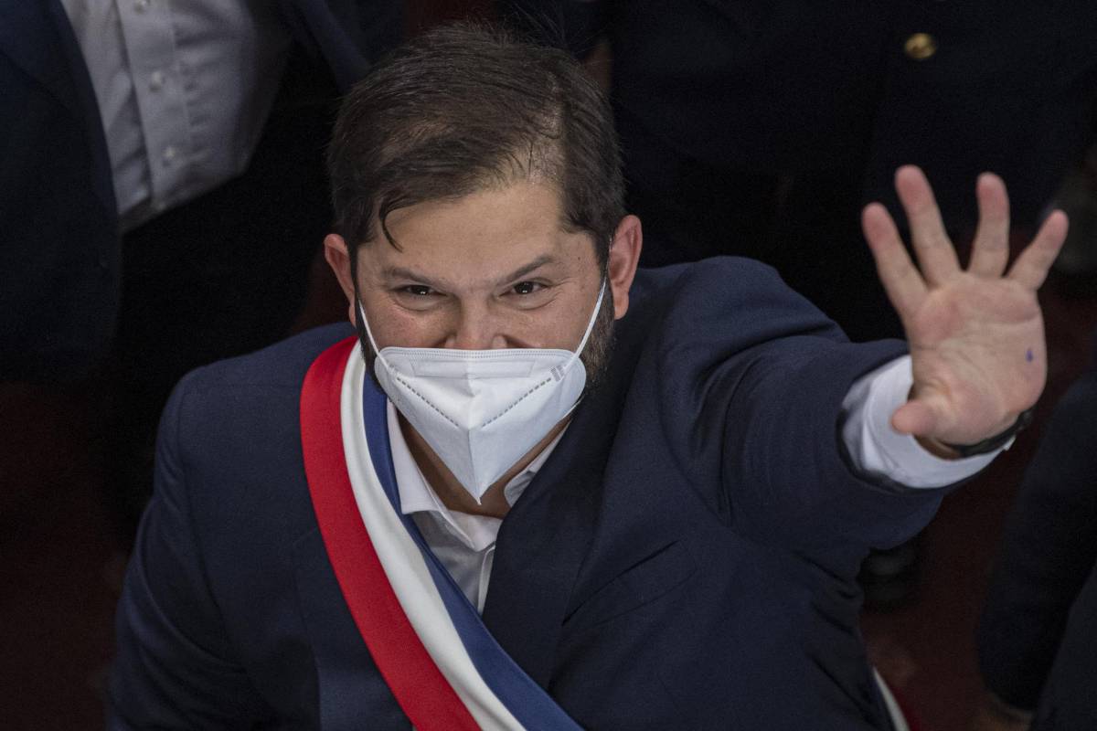 El nuevo presidente de Chile, Gabriel Boric, saluda después de su ceremonia de toma de posesión en el Congreso de Valparaíso, Chile, el 11 de marzo de 2022.