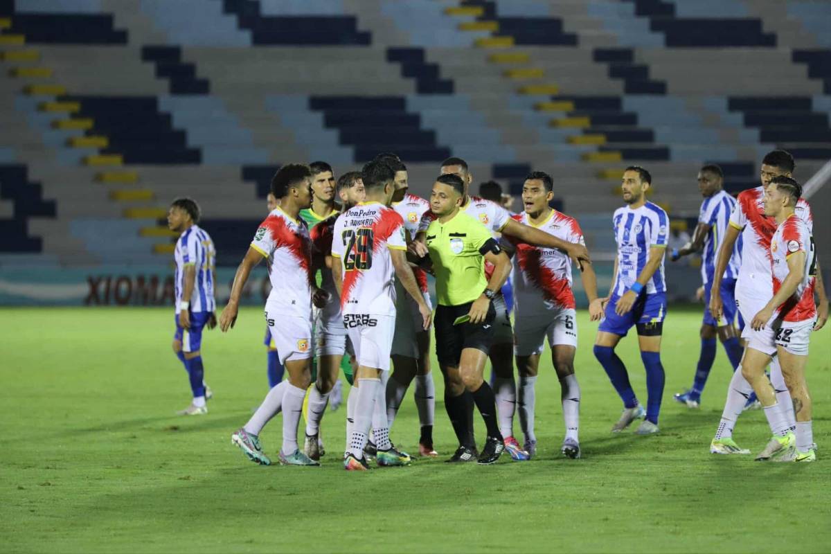 Estadio Ceibeño estrenó su cancha: aguacero, bellezas y bronca en Victoria-Herediano