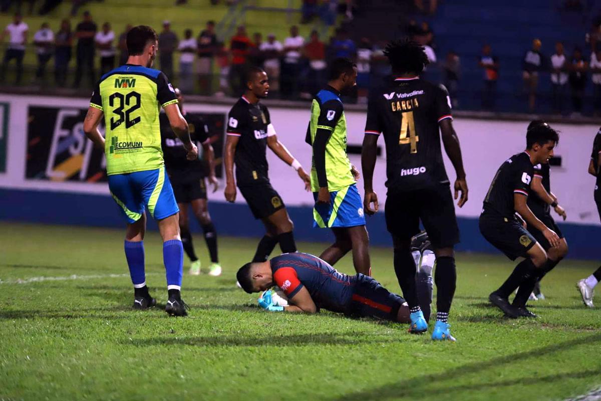 El portero Harold Fonseca se queda con el balón en un ataque del Olimpia.
