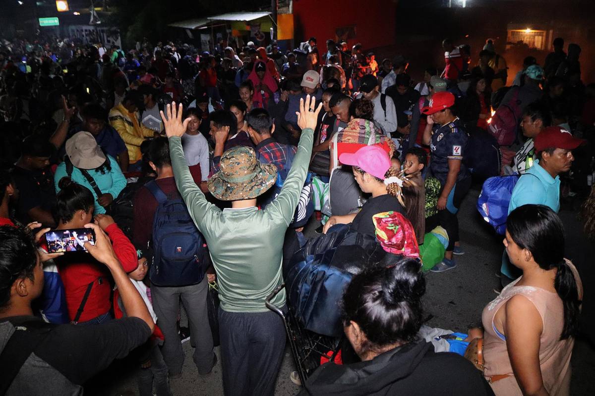 Hondureños en caravana que bloquea carretera en México