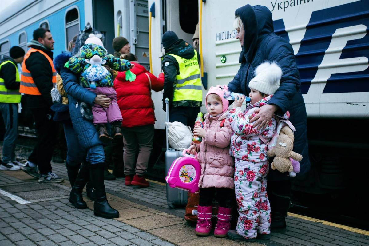 Miles de niños han huido con sus madres de la guerra en Ucrania.