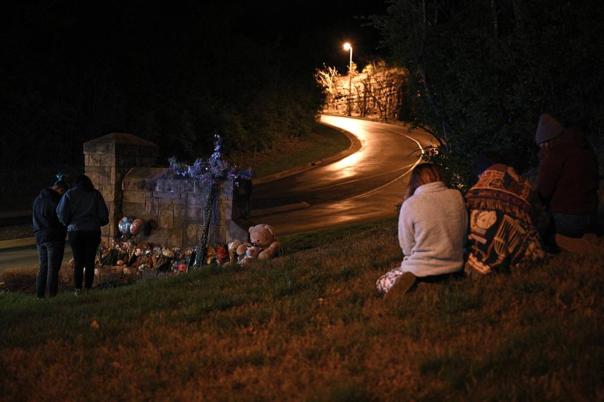 Policía investiga móvil de tiradora que mató a seis en escuela de EEUU