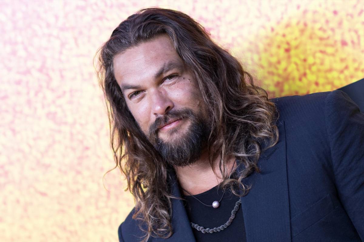 El actor Jason Momoa aparece en taparrabos y no deja casi nada a la imaginación